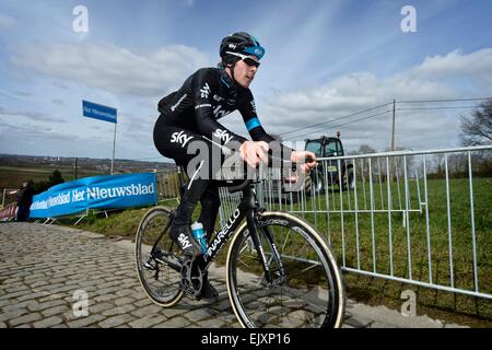 Flandre orientale, Belgique. 2 avril, 2015. L'équipe Sky cycling team pratiques avant le Tour de Flandres. Luke Rowe (Team Sky) : Action de Crédit Plus Sport Images/Alamy Live News Banque D'Images