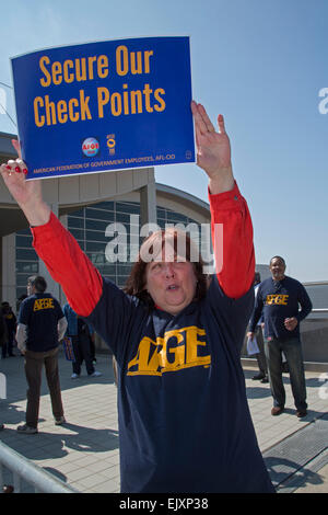 Romulus, Michigan, USA. TSA (Transportation Security Administration) d'officiers se sont ralliés à l'aéroport Detroit Metro pour exiger une meilleure protection du travail. Citant les attaques contre les agents de sécurité dans les autres aéroports, leur syndicat, la Fédération américaine des employés du gouvernement, a appelé à l'embauche de gardes armés pour les protéger. Crédit : Jim West/Alamy Live News Banque D'Images