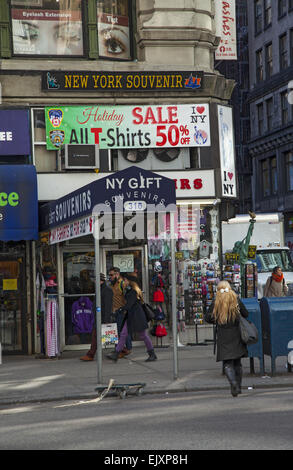 Boutique de souvenirs à l'angle de 5th Avenue et 32e rue à Manhattan, New York. Banque D'Images