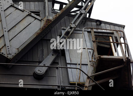 Grue électrique historique Détail à Bristol City Docks. Banque D'Images