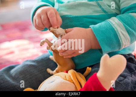 Petite fille avec des jouets Banque D'Images