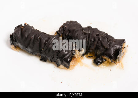 Baklava éclaboussé de chocolate isolé sur fond blanc Banque D'Images