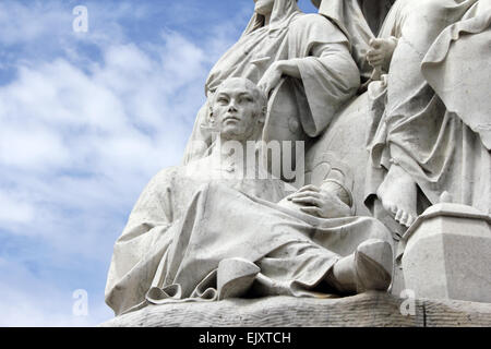 Sculptures représentant 'Asia' par John Henry Foley, l'Albert Memorial, Les Jardins de Kensington, London, England, UK Banque D'Images