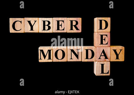 Deal.Cyber Monday, concept de vente au détail de droit.de petits cubes avec lettres formant mots croisés Banque D'Images