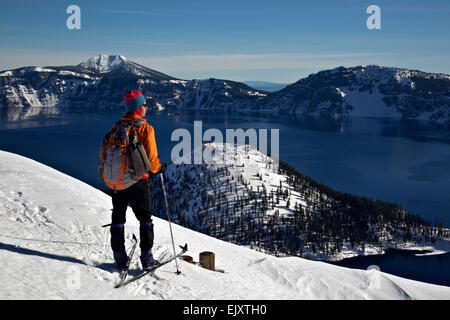 Ou02104-00...OREGON - ski de fond à la Sentinelle surplombant l'île de départ de l'Assistant de Crater Lake National Park. Banque D'Images