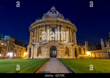 La Radcliffe Camera est une salle de lecture de la bibliothèque bodléienne, partie de l'Université d'Oxford. Vu ici dans la nuit. Banque D'Images