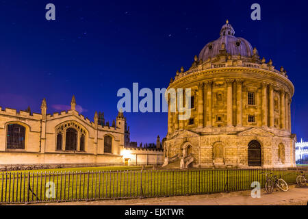 La Radcliffe Camera est une salle de lecture de la Bodleian Library, Oxford University. Vu ici dans la nuit avec l'All Souls College Banque D'Images