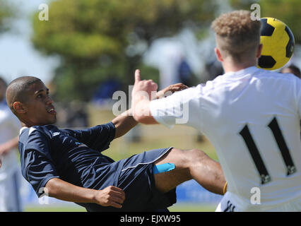 Cape Town, Afrique du Sud. 2 avril, 2015. Wesley Jacobs de Battswood pendant 12 Match de la Metropolitan U19 de la Coupe du Premier ministre entre la ville de Swansea (Royaume-Uni) et Battswood tenue à l'Erica Park Sports Complex à Belhar. Credit : Roger Sedres/Alamy Live News Banque D'Images