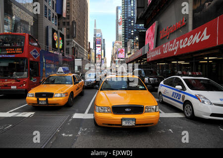 Ford Crown Vic jaune ligne Taxis jusqu'à côté de la police et le tourisme dans la ville de New York City, USA Banque D'Images