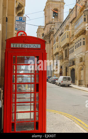 Une vieille cabine téléphonique britannique à La Valette, Malte. Banque D'Images