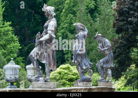 Jardins du Château de Powis, Welshpool, Pays de Galles, Royaume-Uni. 17c plombs sculptés par John van Nost debout sur la balustrade de la terrasse de la volière Banque D'Images