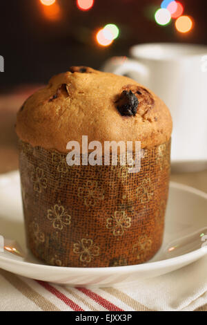 Panettone un doux gâteau de fruit loaf initialement à partir de Milan Italie traditionnellement consommé à Noël Banque D'Images