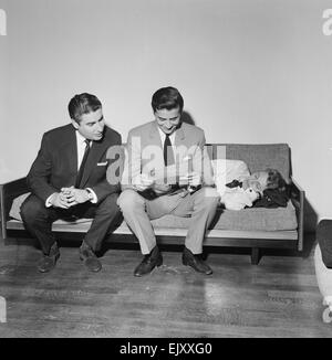 Larry Parnes (à gauche) et John Kennedy (centre), les gestionnaires du chanteur Tommy Steele, qui est photographié dormant sur un canapé, le 28 avril 1961. *** *** Local Caption Lawrence Parnes Manager Banque D'Images