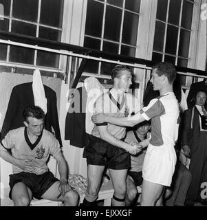 Finale de la FA Cup au stade de Wembley. 3 Wolverhampton Wanderers v Blackburn Rovers 0. Blackburn Ronnie Clayton, serre la main avec les Loups' George Showell dans le vestiaire. 7e mai 1960. Banque D'Images