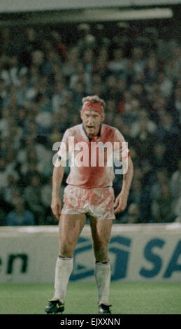 6 septembre 1989, la Suède v Angleterre. Terry Butcher l'organisation de la défense nationale vers la fin de l'état civil Englands de qualification de la Coupe du Monde en Suède, Butcher a subi une profonde coupure à son front au début de la partie mais effectués après quelques points impromptus ont été insérés par le physiothérapeute et la tête couverte de bandages. Sa position constante de la balle - inévitable lors de la lecture dans le centre de la défense - désintégré les bandages et rouvert le coupé à la mesure que sa chemise blanche l'Angleterre était entièrement rouge par la fin de la partie. Banque D'Images