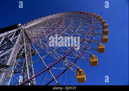 Japon, Yokohama, Minato Mirai 21, Cosmo World, l'une des plus grandes roues du monde Banque D'Images