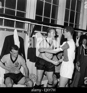 Finale de la FA Cup au stade de Wembley. 3 Wolverhampton Wanderers v Blackburn Rovers 0. Blackburn Ronnie Clayton, serre la main avec les Loups' George Showell dans le vestiaire. 7e mai 1960. Banque D'Images