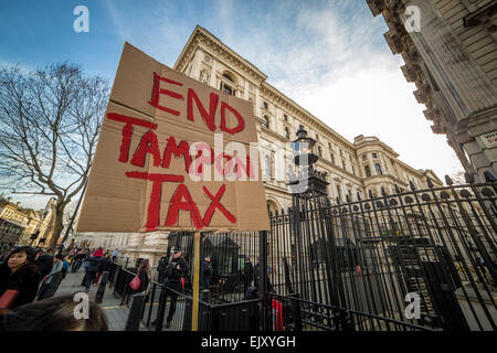 Downing Street, London, UK. 2 avril, 2015. Fin de l'impôt de tampons de protestation devant Downing Street Crédit : Guy Josse/Alamy Live News Banque D'Images