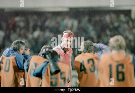 6 septembre 1989, la Suède v Angleterre. Terry Butcher étant photograped par des membres de la presse à la fin de l'état civil Englands de qualification de la Coupe du Monde en Suède, Butcher a subi une profonde coupure à son front au début de la partie mais effectués après quelques points impromptus ont été insérés par le physiothérapeute et la tête couverte de bandages. Sa position constante de la balle - inévitable lors de la lecture dans le centre de la défense - désintégré les bandages et rouvert le coupé à la mesure que sa chemise blanche l'Angleterre était entièrement rouge par la fin de la partie. Banque D'Images