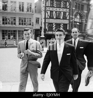 Larry Parnes (centre) et John Kennedy (à gauche), les gestionnaires du chanteur Tommy Steele, photographié en arrivant à la cour d'assister responsable action contre une entreprise d'édition 7e juillet 1960. *** *** Local Caption Lawrence Parnes Manager Banque D'Images