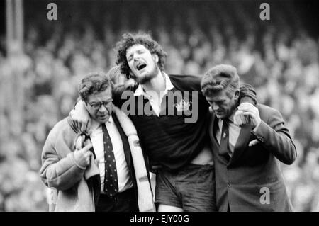 Varsity match entre Oxford et Cambridge à Twickenham. J.M Hutchinson d'Oxford s'effectue sur les blessés. 12 décembre 1972. Banque D'Images