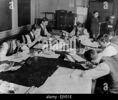 Nouvelles du personnel car le travail dans la chambre de l'éditeurs sous Daily Mirror bureaux dans maison Gerladine, fers Lane, 1927. Banque D'Images