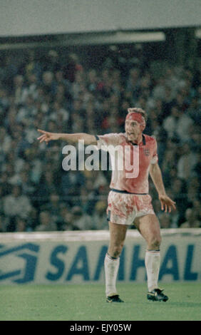 6 septembre 1989, la Suède v Angleterre. Terry Butcher vu ici l'organisation de la défense nationale vers la fin de l'état civil Englands de qualification de la Coupe du Monde en Suède, Butcher a subi une profonde coupure à son front au début de la partie mais effectués après quelques points impromptus ont été insérés par le physiothérapeute et la tête couverte de bandages. Sa position constante de la balle - inévitable lors de la lecture dans le centre de la défense - désintégré les bandages et rouvert le coupé à la mesure que sa chemise blanche l'Angleterre était entièrement rouge par la fin de la partie. Banque D'Images