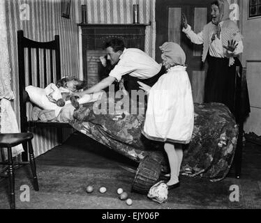 Loup au lit dans une scène de la jouer Red Riding Hood. 21 décembre 1930. Banque D'Images