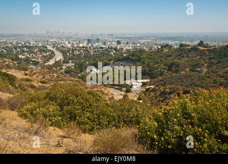 Los Angeles skyline, vu de l'Hollywood Bowl surplombent sur Mulholland Drive dans les collines de Californie du Sud. Banque D'Images