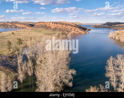 Vue aérienne de Horsetooth Reservoir près de Fort Collins Colorado, au début du printemps avec niveau d'eau élevé dans l'eau et des arbres cottonwood Banque D'Images