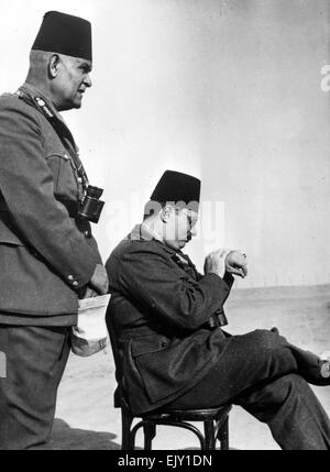 Le roi Farouk d'Égypte (1920-1965) de l'Armée de manouvres regarder 1947 Banque D'Images