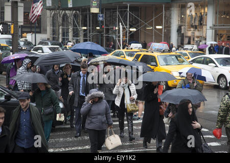 La rue reste occupé avec parasols jusqu'à ce jour pluvieux de Midtown Manhattan. Banque D'Images