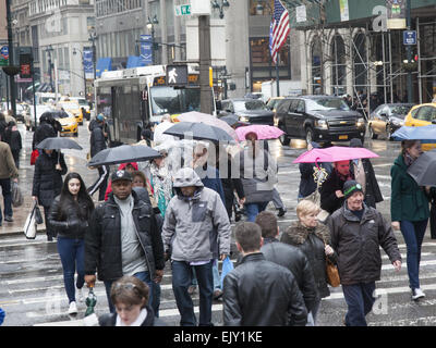 La rue reste occupé avec parasols jusqu'à ce jour pluvieux de Midtown Manhattan. Banque D'Images