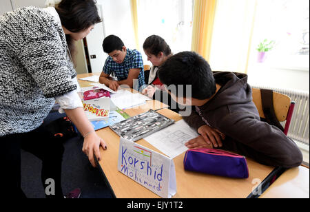 Kiel, Allemagne. Mar 23, 2015. Ayfer professeur Taskin parle aux enfants à Kiel, Allemagne, 23 mars 2015. Les enfants prennent des cours à l 'allemand comme deuxième langue (Deutsch als Zweitsprache, DaZ) Centre de l'Max-Tau-Schule École Tau (Max) à Kiel. Il y a plus de 80 centres à l'échelle de l'état écoles DaZ. Initialement destinée aux enfants d'immigrants, les centres sont maintenant principalement au service des enfants de réfugiés. Photo : Carsten Rehder/dpa/Alamy Live News Banque D'Images