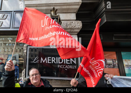 2 avril 2015 - Manifestation devant l'Hôtel Méridien dans Piccadilly Circus a été organisée aujourd'hui par l'Union européenne pour les travailleurs des hôtels à Londres s'unir en solidarité avec les récents événements à l'hôtel Sheraton Addis hotel de luxe à Addis-Abeba qui a licencié plus de 60 de ses employés, dont certains ont travaillé il y a 16 ans, pour l'organisation d'une union européenne. © Grant Vélaires/ZUMA/ZUMAPRESS.com/Alamy fil Live News Banque D'Images