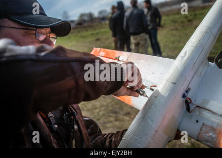 Kiev, Ukraine. Apr 02, 2015. Réparations formateur drone utilisé pour la formation des soldats ukrainiens pour contrôler le véhicule aérien sans pilote sur le terrain au centre de formation militaire du renseignement aérien de l'Ukraine. Centre de formation est organisme unique créé pour la formation des soldats ukrainiens le contrôle du véhicule aérien sans pilote et de les utiliser à des fins de renseignement aérien. Les soldats sont déjà obtenu l'entretien maintenant en 93e Brigade mécanisée, droit privé, bataillon de forces spéciales ukrainiennes Azov. Kiev, Ukraine. 2 d'avril. Photo de Oleksandr Rupeta. Crédit : Oleksandr Rupeta/Alamy Live News Banque D'Images