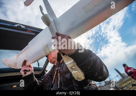 Kiev, Ukraine. Apr 02, 2015. Réparations formateur drone utilisé pour la formation des soldats ukrainiens pour contrôler le véhicule aérien sans pilote sur le terrain au centre de formation militaire du renseignement aérien de l'Ukraine. Centre de formation est organisme unique créé pour la formation des soldats ukrainiens le contrôle du véhicule aérien sans pilote et de les utiliser à des fins de renseignement aérien. Les soldats sont déjà obtenu l'entretien maintenant en 93e Brigade mécanisée, droit privé, bataillon de forces spéciales ukrainiennes Azov. Kiev, Ukraine. 2 d'avril. Photo de Oleksandr Rupeta. Crédit : Oleksandr Rupeta/Alamy Live News Banque D'Images