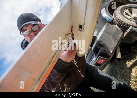 Kiev, Ukraine. Apr 02, 2015. Réparations formateur drone utilisé pour la formation des soldats ukrainiens pour contrôler le véhicule aérien sans pilote sur le terrain au centre de formation militaire du renseignement aérien de l'Ukraine. Centre de formation est organisme unique créé pour la formation des soldats ukrainiens le contrôle du véhicule aérien sans pilote et de les utiliser à des fins de renseignement aérien. Les soldats sont déjà obtenu l'entretien maintenant en 93e Brigade mécanisée, droit privé, bataillon de forces spéciales ukrainiennes Azov. Kiev, Ukraine. 2 d'avril. Photo de Oleksandr Rupeta. Crédit : Oleksandr Rupeta/Alamy Live News Banque D'Images