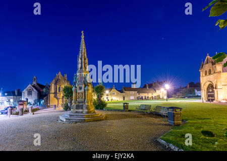 Abbaye de Sherborne, Dorset UK vu la nuit. Officiellement connu comme l'église de l'abbaye de St Marie la Vierge. Banque D'Images