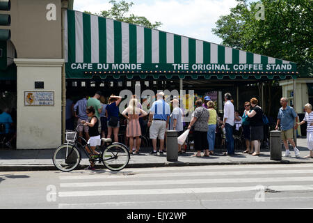 Café à l'extérieur de la file d'attente du monde stand café restaurant Marché français Decatur Street célèbre quartier français de la Nouvelle-Orléans historique Banque D'Images