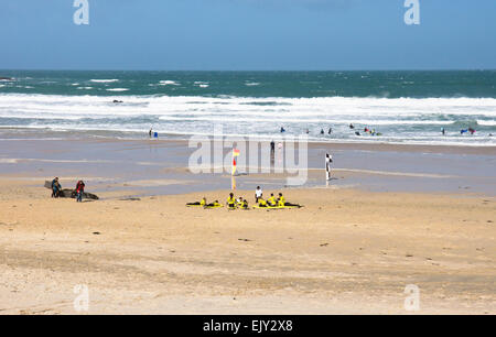 St Ives une charmante ville balnéaire historique de Cornwall England UK L'école de surf sur la plage de Porthmeor Banque D'Images