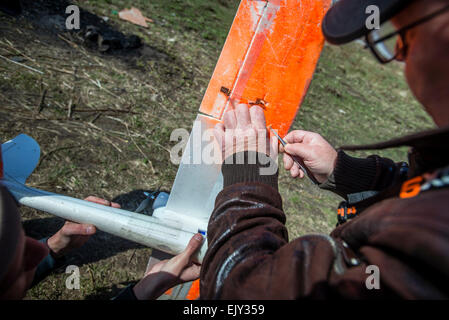 Kiev, Ukraine. Apr 02, 2015. Formateur et son élève drone de réparation utilisé pour la formation des soldats ukrainiens pour contrôler le véhicule aérien sans pilote sur le terrain au centre de formation militaire du renseignement aérien de l'Ukraine. Centre de formation est unique, créé pour la formation des soldats ukrainiens le contrôle du véhicule aérien sans pilote et de les utiliser à des fins de renseignement aérien. Les soldats sont déjà obtenu l'entretien maintenant en 93e Brigade mécanisée, droit privé, bataillon de forces spéciales ukrainiennes Azov. Kiev, Ukraine. 2 d'avril. Photo de Oleksandr Rupeta. Crédit : Oleksandr Rupeta/Alamy Live News Banque D'Images