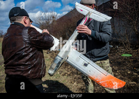 Kiev, Ukraine. Apr 02, 2015. Formateur et son élève drone de réparation utilisé pour la formation des soldats ukrainiens pour contrôler le véhicule aérien sans pilote sur le terrain au centre de formation militaire du renseignement aérien de l'Ukraine. Centre de formation est unique, créé pour la formation des soldats ukrainiens le contrôle du véhicule aérien sans pilote et de les utiliser à des fins de renseignement aérien. Les soldats sont déjà obtenu l'entretien maintenant en 93e Brigade mécanisée, droit privé, bataillon de forces spéciales ukrainiennes Azov. Kiev, Ukraine. 2 d'avril. Photo de Oleksandr Rupeta. Crédit : Oleksandr Rupeta/Alamy Live News Banque D'Images