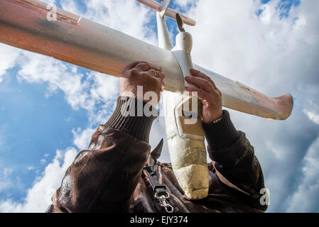 Kiev, Ukraine. Apr 02, 2015. Drone est formateur utilisé pour la formation des soldats ukrainiens pour contrôler le véhicule aérien sans pilote sur le terrain au centre de formation militaire du renseignement aérien de l'Ukraine. Centre de formation est unique, créé pour la formation des soldats ukrainiens le contrôle du véhicule aérien sans pilote et de les utiliser à des fins de renseignement aérien. Les soldats sont déjà obtenu l'entretien maintenant en 93e Brigade mécanisée, droit privé, bataillon de forces spéciales ukrainiennes Azov. Kiev, Ukraine. 2 d'avril. Photo de Oleksandr Rupeta. Crédit : Oleksandr Rupeta/Alamy Live News Banque D'Images