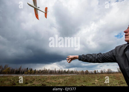 Kiev, Ukraine. Apr 02, 2015. Élève exécute le drone utilisé pour la formation des soldats ukrainiens pour contrôler le véhicule aérien sans pilote dans le domaine dans le ciel, Centre de formation militaire de l'Ukraine Intelligence aérienne. Centre de formation est unique, créé pour la formation des soldats ukrainiens le contrôle du véhicule aérien sans pilote et de les utiliser à des fins de renseignement aérien. Les soldats sont déjà obtenu l'entretien maintenant en 93e Brigade mécanisée, droit privé, bataillon de forces spéciales ukrainiennes Azov. Kiev, Ukraine. 2 d'avril. Photo de Oleksandr Rupeta. Crédit : Oleksandr Rupeta/Alamy Live News Banque D'Images