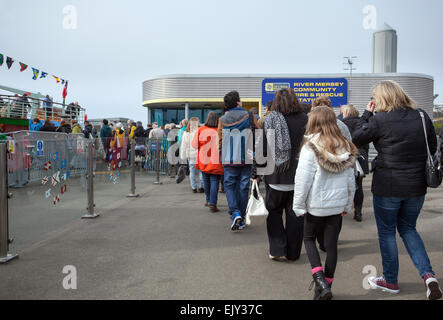 Liverpool, Merseyside, Royaume-Uni le 02 avril 2015. Passagers embarqués sur le premier bateau à des Ferry Dazzle nouvellement peintes sur la Mersey. Le Snowdrop a été repeinte dans un design unique créé par Sir Peter Blake, l'artiste derrière le couvercle de l'album des Beatles Sgt Pepper. Cette forme de camouflage a été inventé dans la Première Guerre mondiale pour confondre l'ennemi, comme le brillant et dessins sinueux, il était difficile pour les forces hostiles pour suivre la portée et la vitesse des navires alliés. Le Snowdrop a été repeint à Cammell Laird à Birkenhead. Banque D'Images