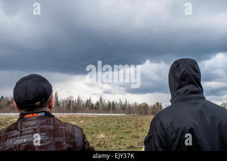 Kiev, Ukraine. Apr 02, 2015. Soldat ukrainien d'Azov bataillon de forces spéciales ukrainiennes apprend avec formateur comment contrôler véhicule aérien et l'utiliser pour l'intelligence à l'antenne du Centre de formation militaire du renseignement aérien de l'Ukraine. Centre de formation est unique, créé pour la formation des soldats ukrainiens le contrôle du véhicule aérien sans pilote et de les utiliser à des fins de renseignement aérien. Les soldats sont déjà obtenu l'entretien maintenant en 93e Brigade mécanisée, droit privé, bataillon de forces spéciales ukrainiennes Azov. Kiev, Ukraine. 2 d'avril. Photo de Oleksandr Rupeta. © Ole Banque D'Images