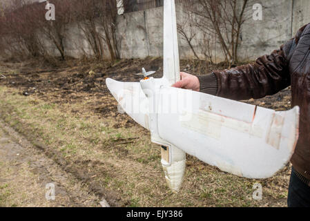 Kiev, Ukraine. Apr 02, 2015. Drone est formateur utilisé pour la formation des soldats ukrainiens pour contrôler le véhicule aérien sans pilote sur le terrain au centre de formation militaire du renseignement aérien de l'Ukraine. Centre de formation est unique, créé pour la formation des soldats ukrainiens le contrôle du véhicule aérien sans pilote et de les utiliser à des fins de renseignement aérien. Les soldats sont déjà obtenu l'entretien maintenant en 93e Brigade mécanisée, droit privé, bataillon de forces spéciales ukrainiennes Azov. Kiev, Ukraine. 2 d'avril. Photo de Oleksandr Rupeta. Crédit : Oleksandr Rupeta/Alamy Live News Banque D'Images