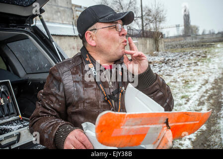 Kiev, Ukraine. Apr 02, 2015. Drone est formateur utilisé pour la formation des soldats ukrainiens pour contrôler le véhicule aérien sans pilote sur le terrain au centre de formation militaire du renseignement aérien de l'Ukraine. Centre de formation est unique, créé pour la formation des soldats ukrainiens le contrôle du véhicule aérien sans pilote et de les utiliser à des fins de renseignement aérien. Les soldats sont déjà obtenu l'entretien maintenant en 93e Brigade mécanisée, droit privé, bataillon de forces spéciales ukrainiennes Azov. Kiev, Ukraine. 2 d'avril. Photo de Oleksandr Rupeta. Crédit : Oleksandr Rupeta/Alamy Live News Banque D'Images