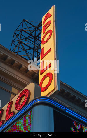 APOLLO THEATRE SIGNER CENT VINGT CINQUIÈME RUE HARLEM MANHATTAN NEW YORK USA Banque D'Images